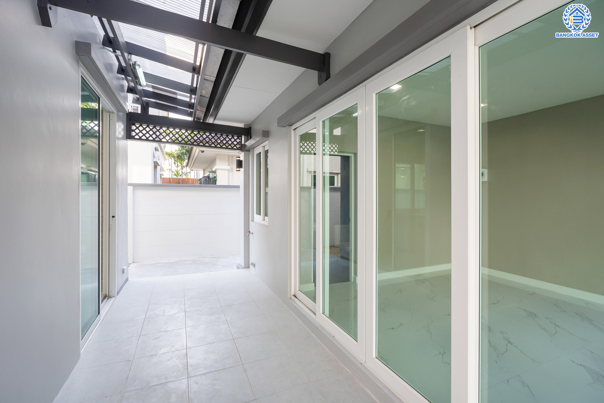 บ้านมือสองตกแต่งใหม่ ม.ลัดดารมย์ วัชรพล แบรนด์ Q.House เนื้อที่ 85.9 ตร.ว. ฟังก์ชัน 4 ห้องนอน 4 ห้องน้ำ จอดรถได้ 2 คัน Facilities ครบครัน บนทำเลเชื่อมต่อหลายเส้นทาง ถ.รามอินทรา ถ.สายไหม และถ.พหลโยธิน ใกล้สนามบินดอนเมือง ทางด่วน "ศรีรัช" และ "เซ็นทรัลรามอินทรา"